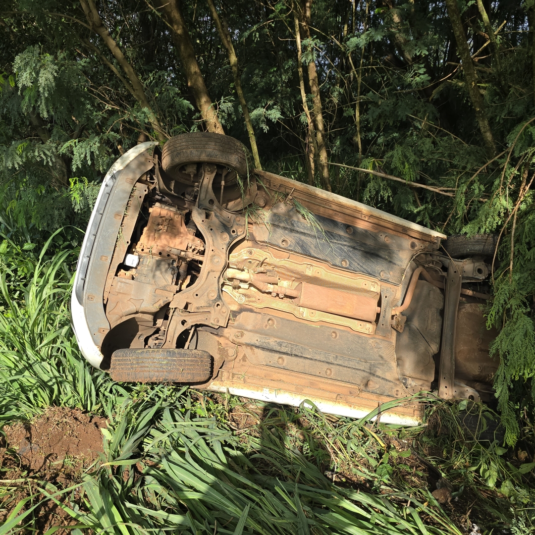 Casal fica ferido em acidente que deixou dois carros capotados na rodovia de Paiçandu