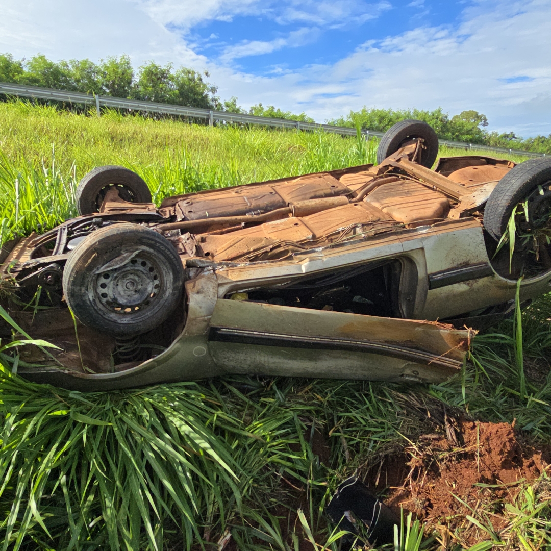 Casal fica ferido em acidente que deixou dois carros capotados na rodovia de Paiçandu