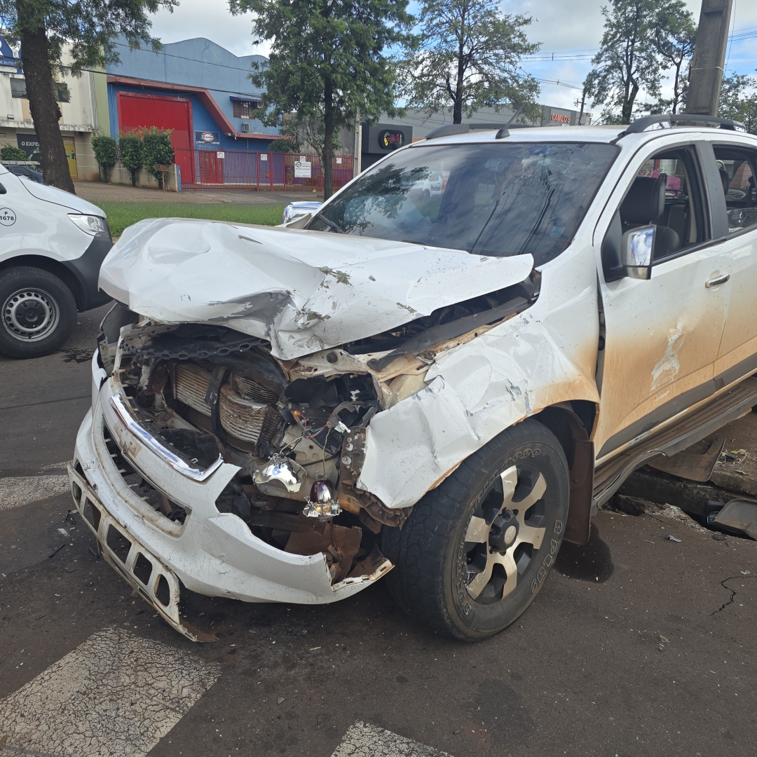 Motorista cruza preferencial e causa acidente grave na Avenida Morangueira