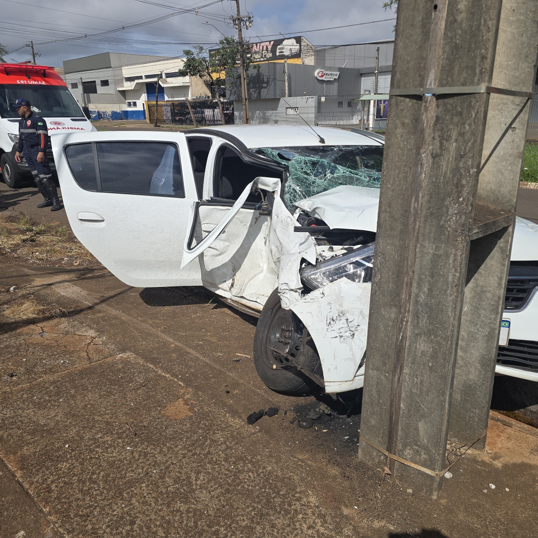 Motorista cruza preferencial e causa acidente grave na Avenida Morangueira