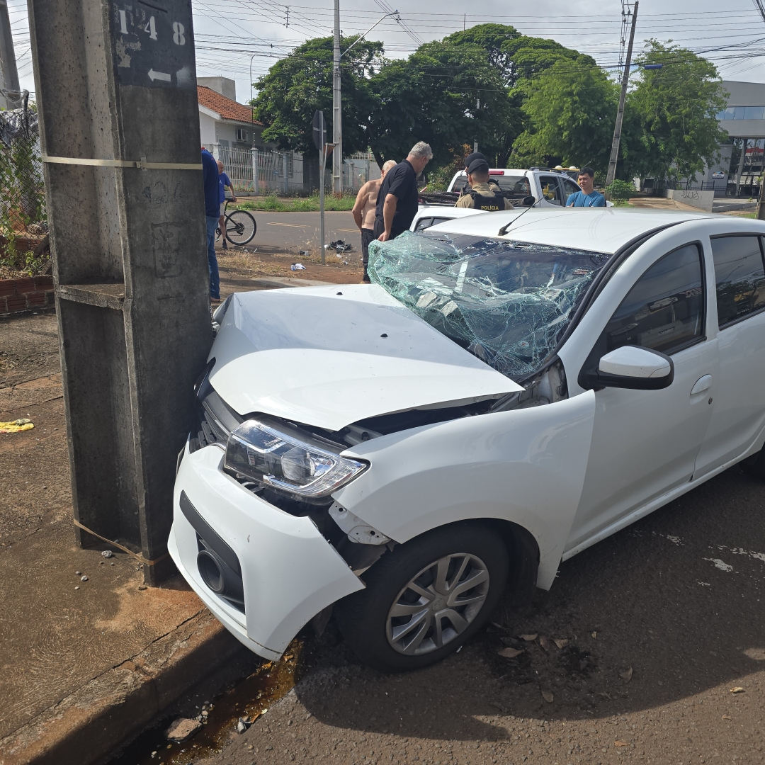 Motorista cruza preferencial e causa acidente grave na Avenida Morangueira