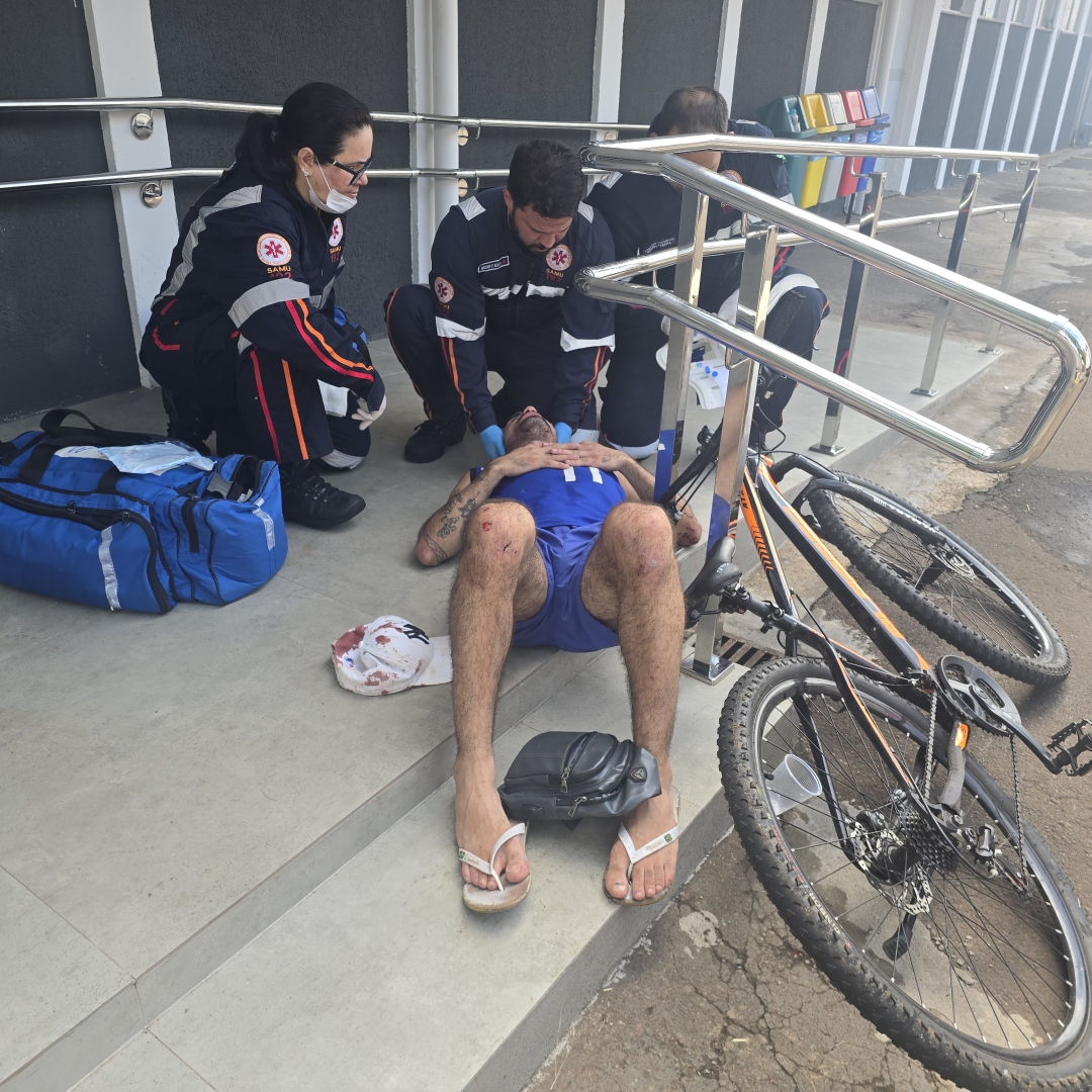 Trabalhador pede ajuda no plantão de delegacia após ser brutalmente agredido durante assalto