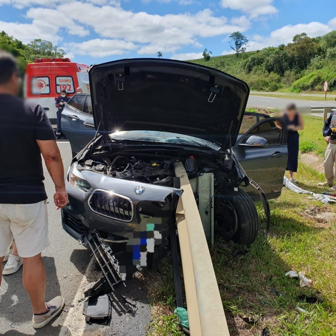 Criança morre após BMW ser atravessada por guard rail; família de Maringá estava voltando da praia