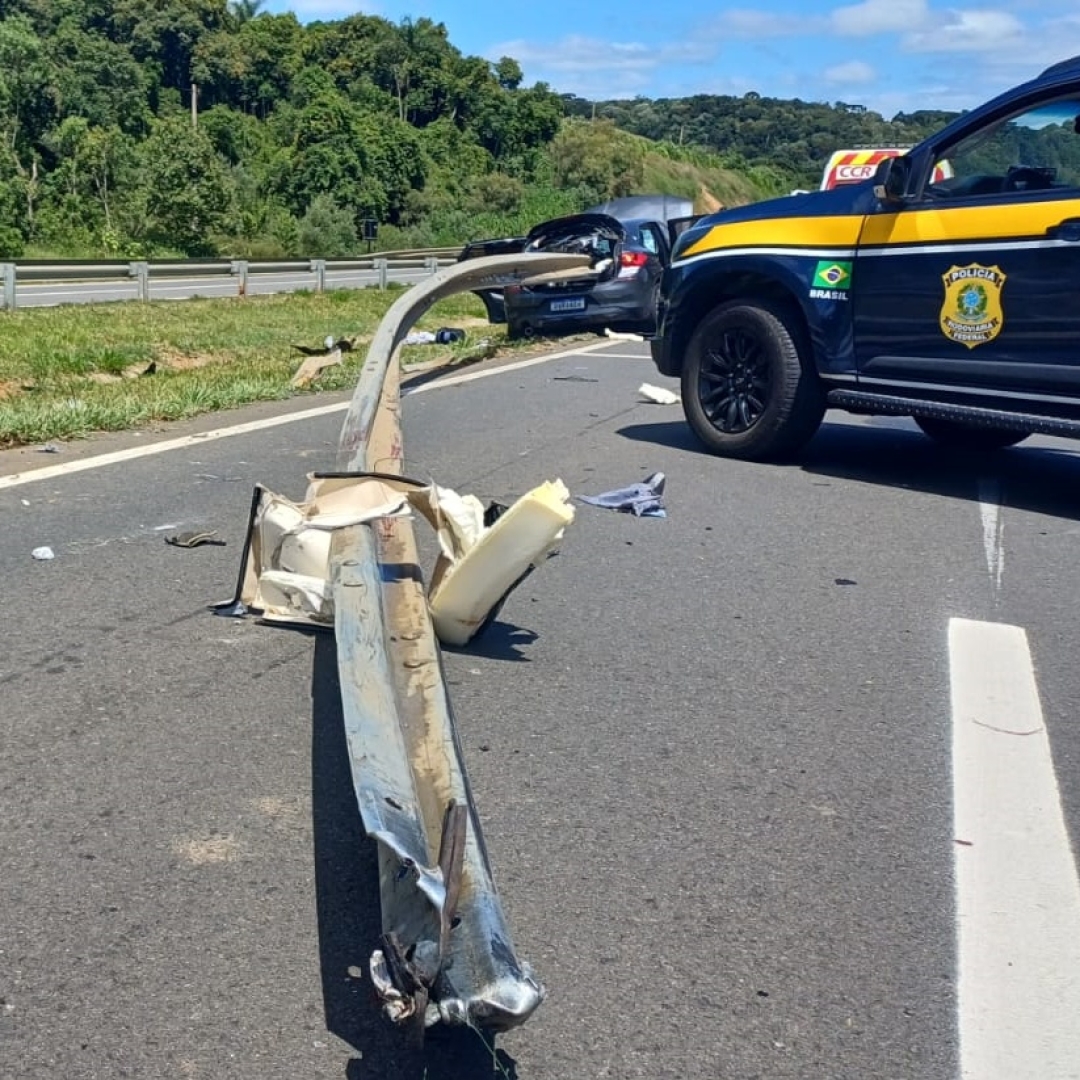 Criança morre após BMW ser atravessada por guard rail; família de Maringá estava voltando da praia