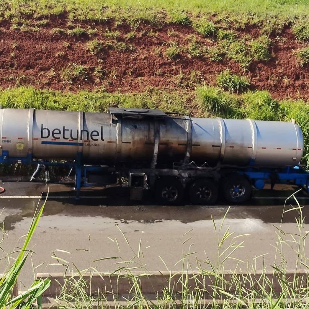 Carreta com carga de emulsão asfáltica pega fogo no Contorno Norte em Maringá
