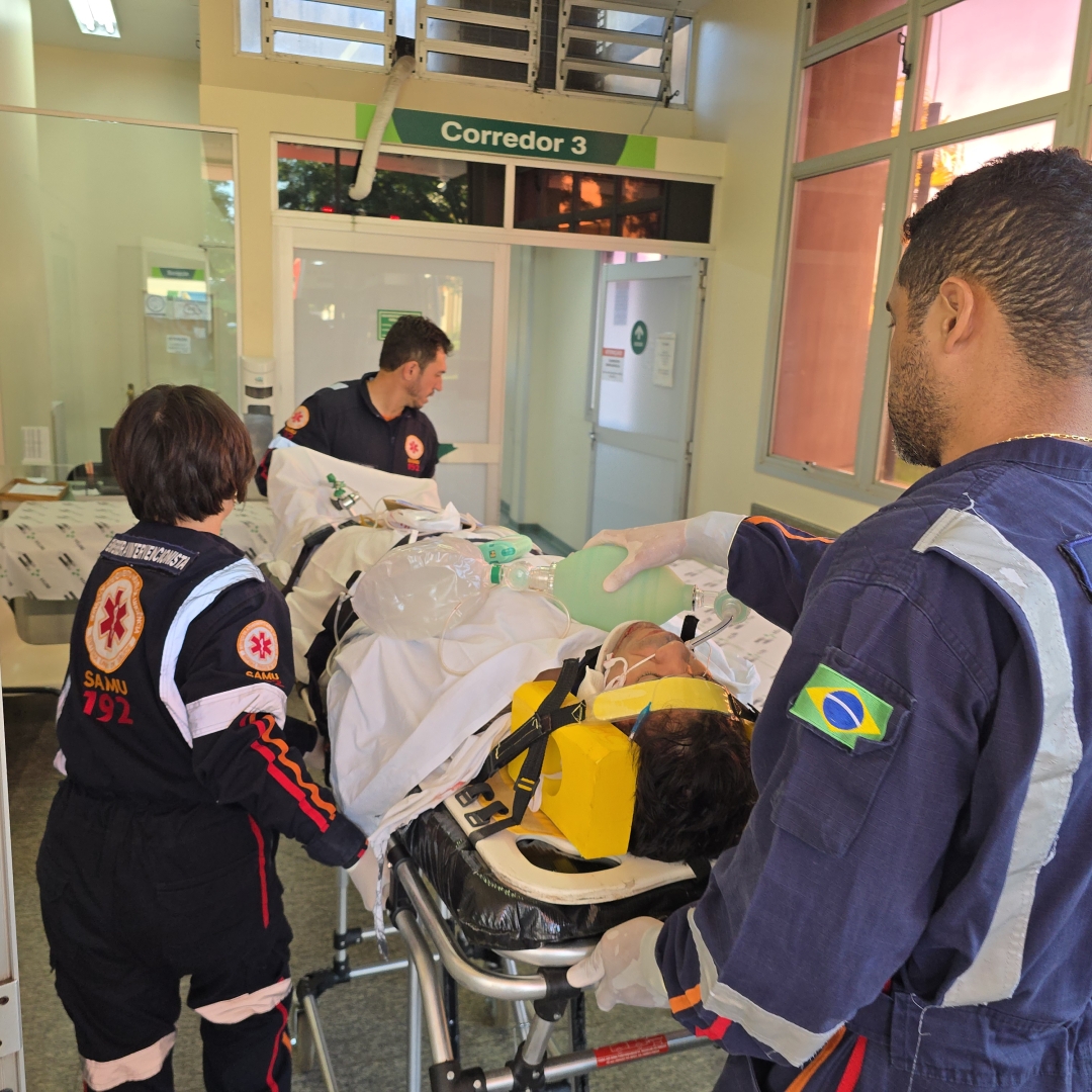 Motociclista é intubado após sofrer acidente gravíssimo na Avenida Kakogawa