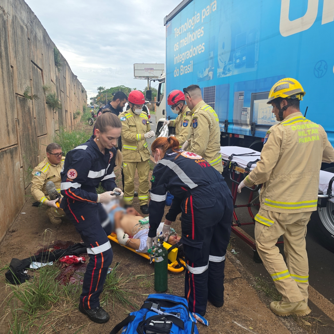 Motociclista sofre acidente gravíssimo ao ser fechado por caminhão