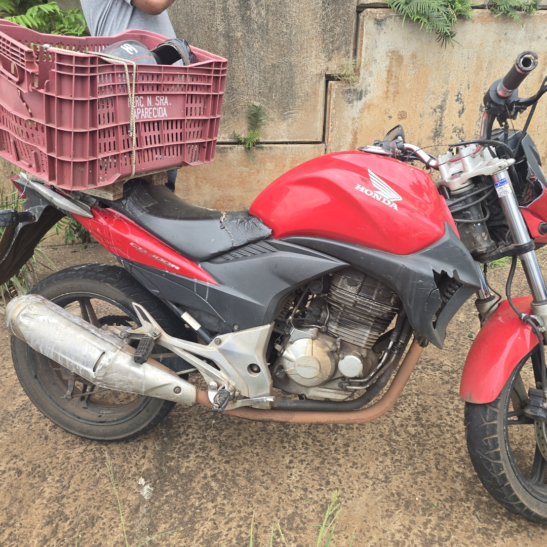 Motociclista sofre acidente gravíssimo ao ser fechado por caminhão