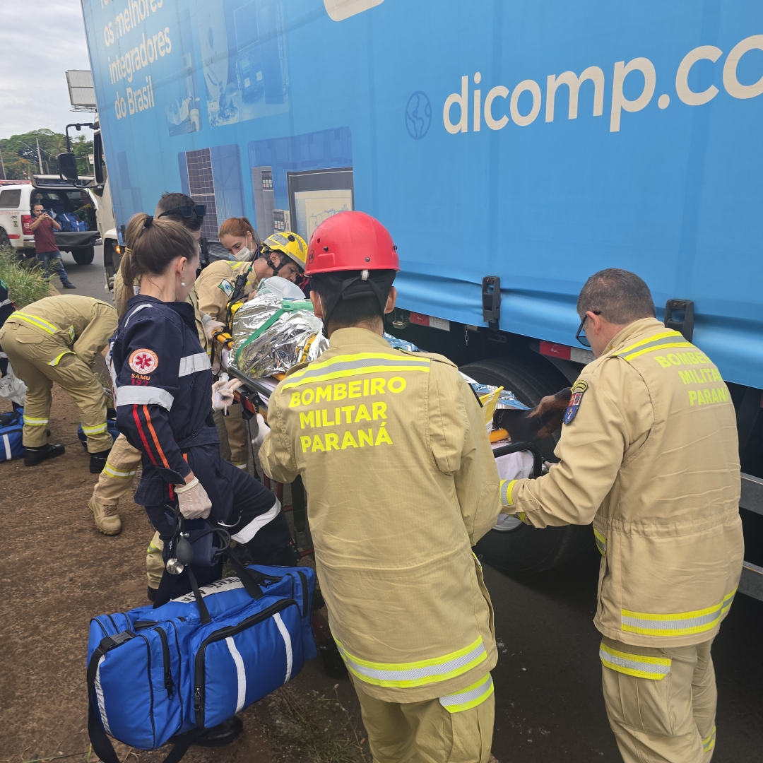 Motociclista sofre acidente gravíssimo ao ser fechado por caminhão