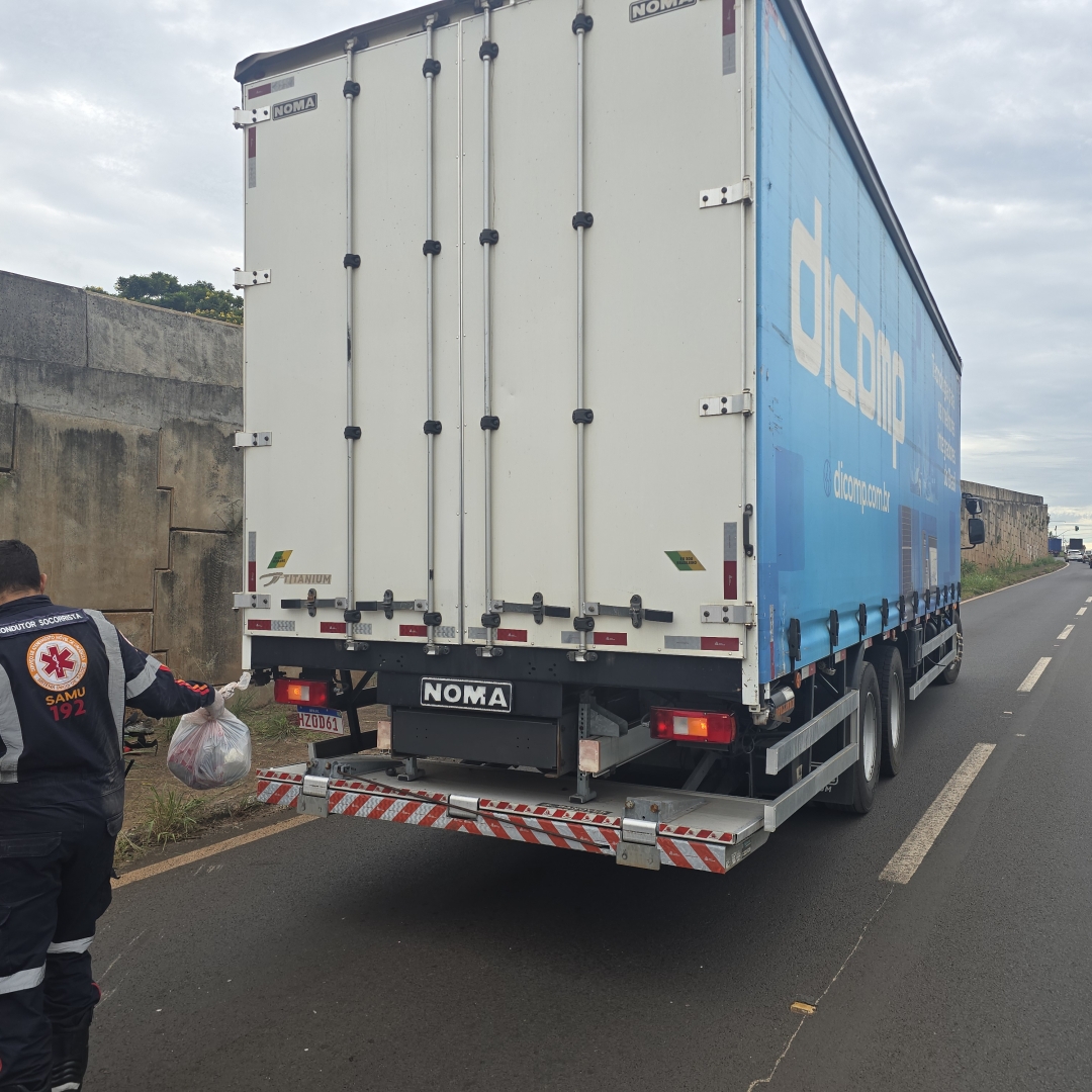 Motociclista sofre acidente gravíssimo ao ser fechado por caminhão