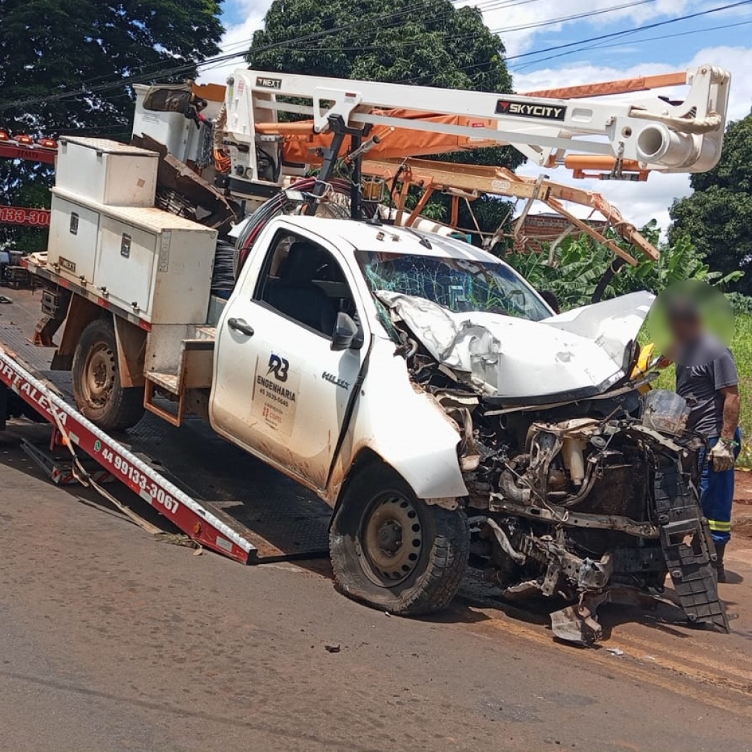 Veículo de empresa terceirizada da Copel se envolve em acidente na cidade de Sarandi