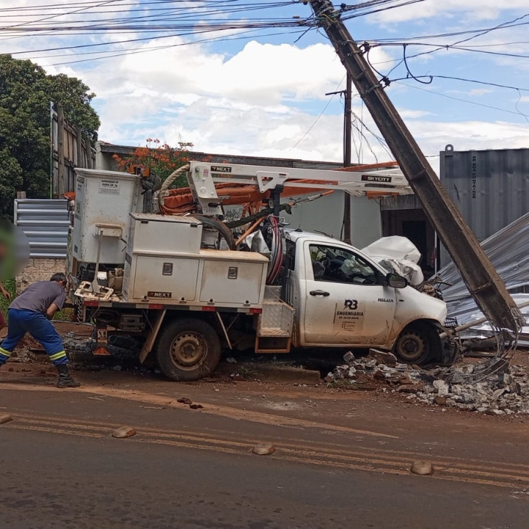 Veículo de empresa terceirizada da Copel se envolve em acidente na cidade de Sarandi
