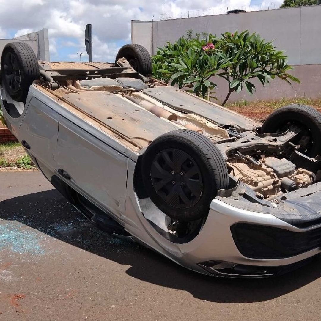 Motorista capota automóvel após bater em outro veículo estacionado