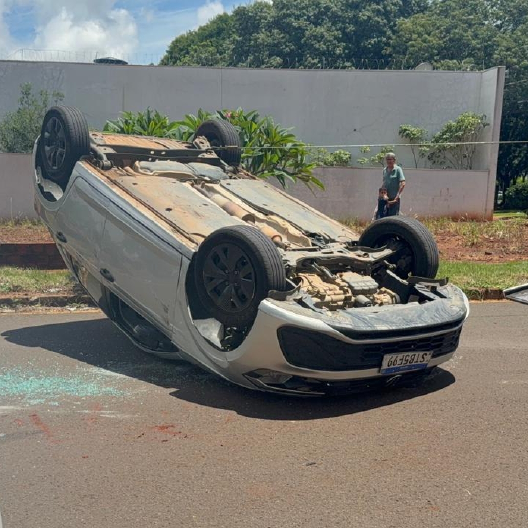 Motorista capota automóvel após bater em outro veículo estacionado