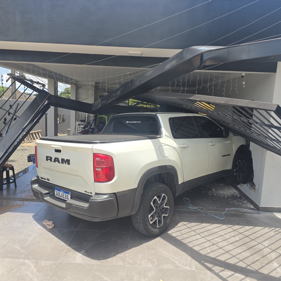 Caminhonete invade casa após colidir com outro veículo em Maringá