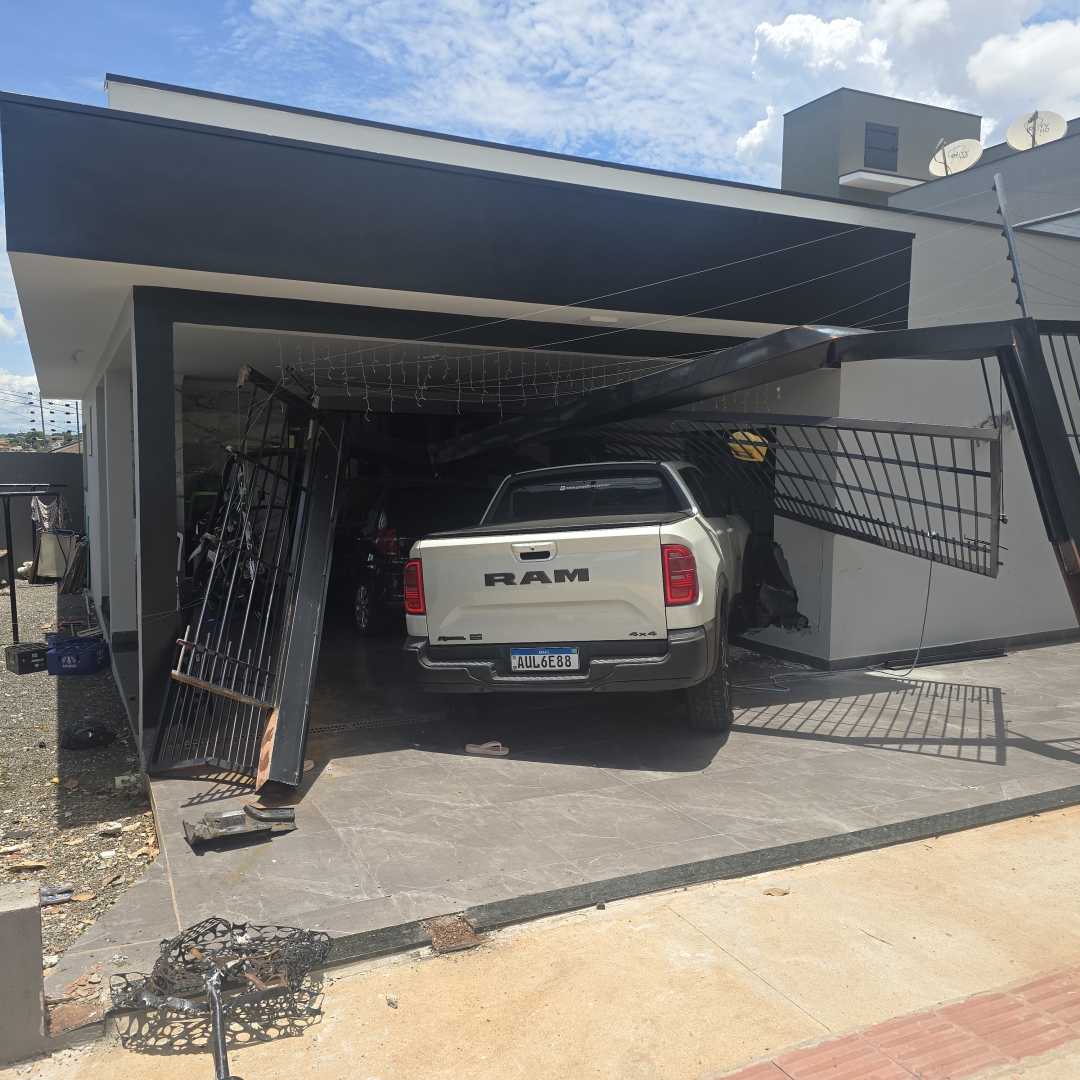 Caminhonete invade casa após colidir com outro veículo em Maringá