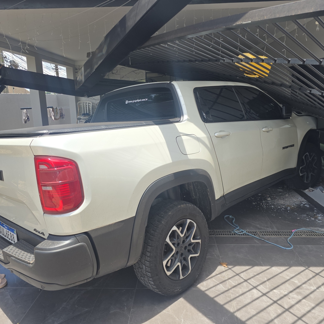 Caminhonete invade casa após colidir com outro veículo em Maringá