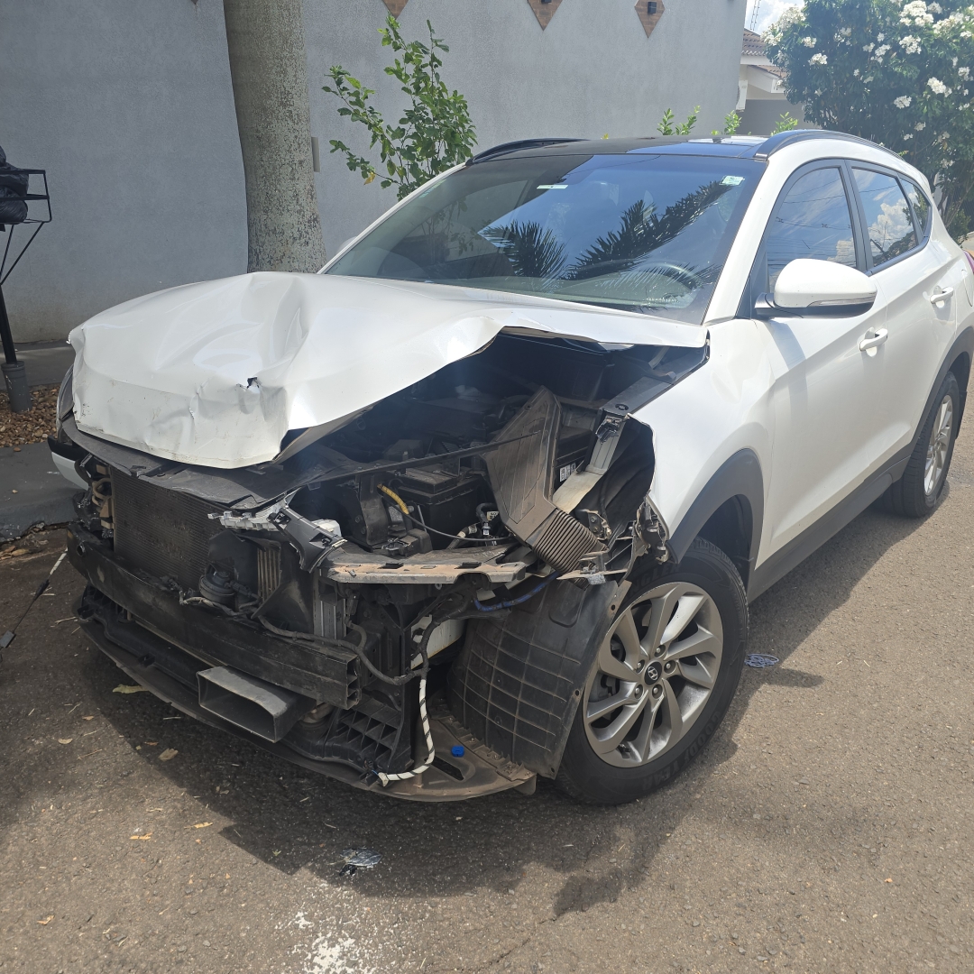 Caminhonete invade casa após colidir com outro veículo em Maringá