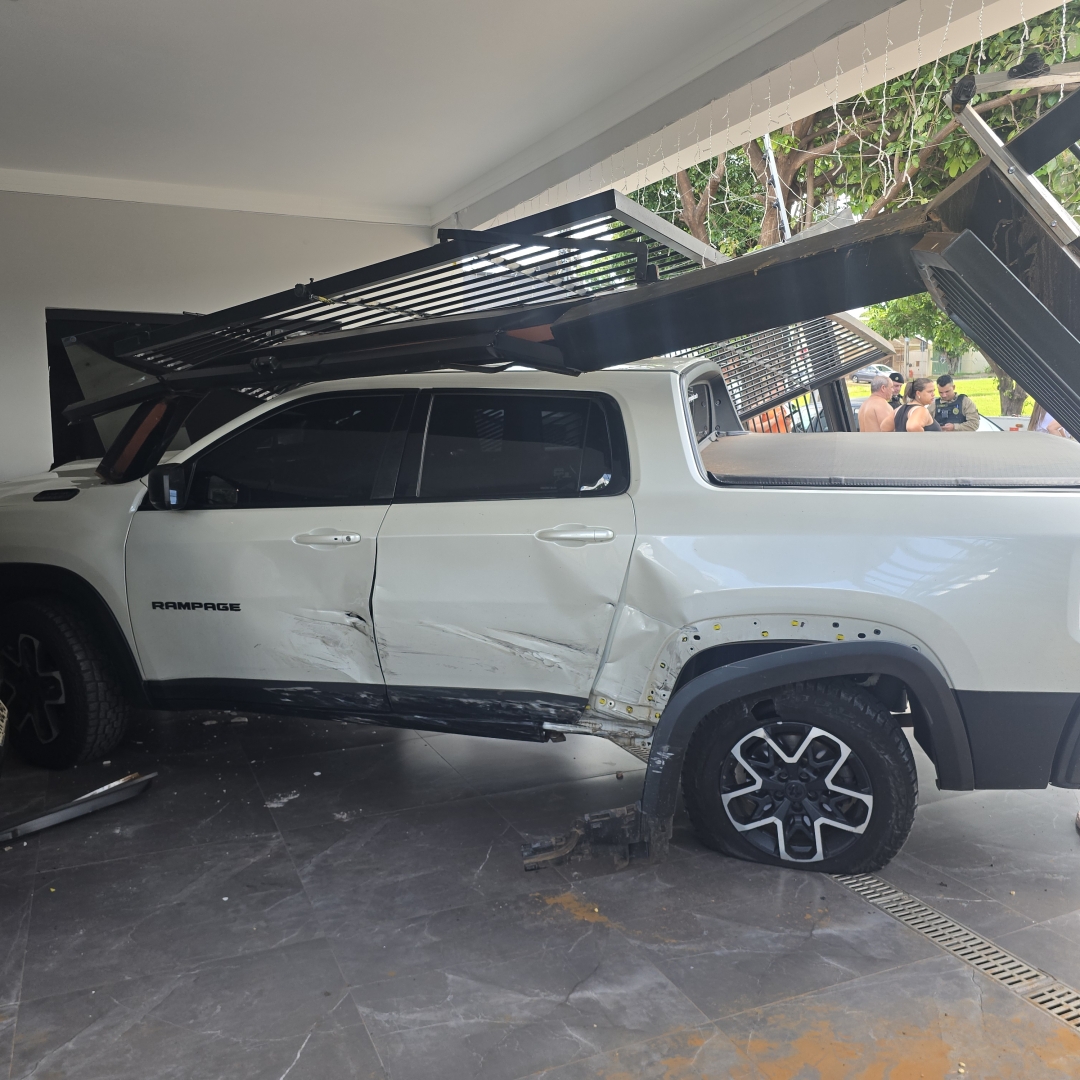 Caminhonete invade casa após colidir com outro veículo em Maringá