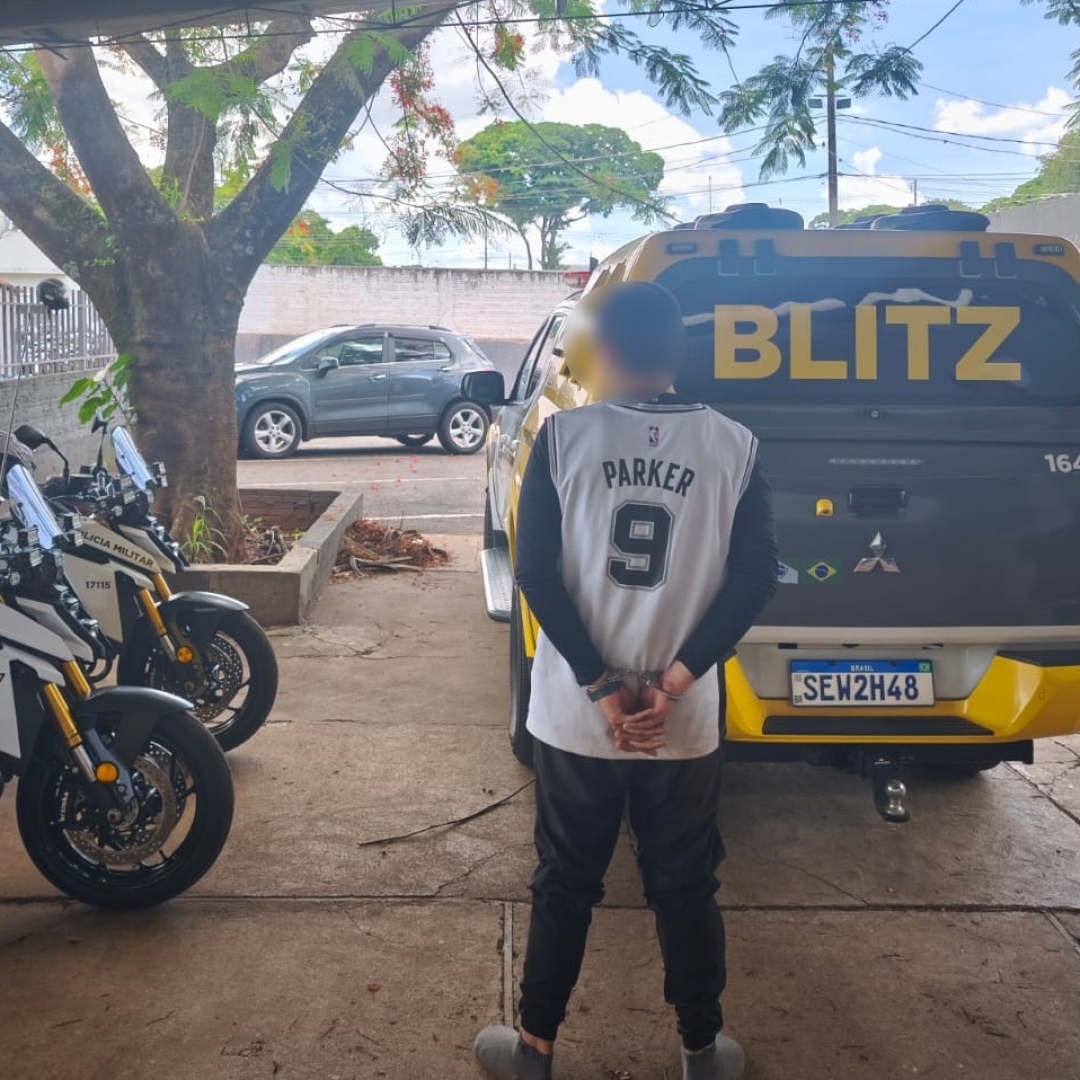Motoboy transportando drogas é preso na rua do Quarto Batalhão