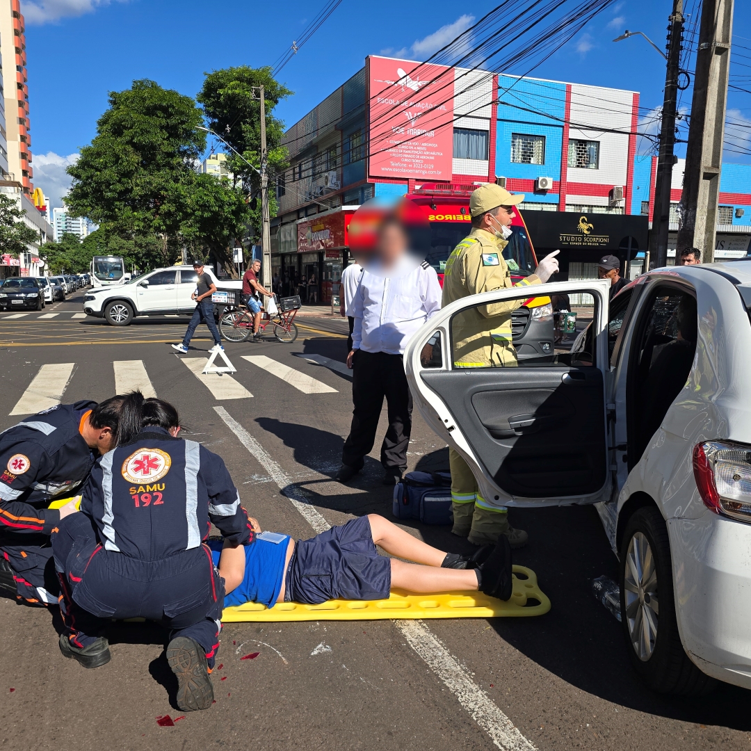 Dois adultos e uma criança ficam feridos após motorista invadir preferencial no centro de Maringá