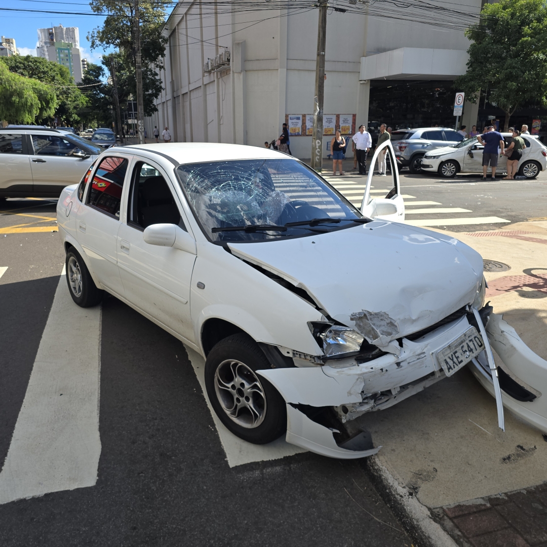 Dois adultos e uma criança ficam feridos após motorista invadir preferencial no centro de Maringá