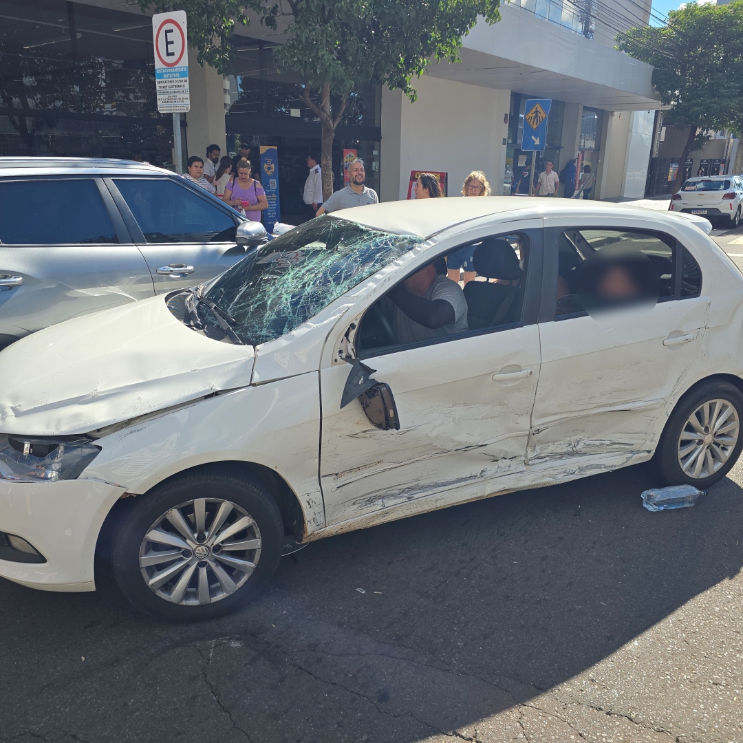 Dois adultos e uma criança ficam feridos após motorista invadir preferencial no centro de Maringá
