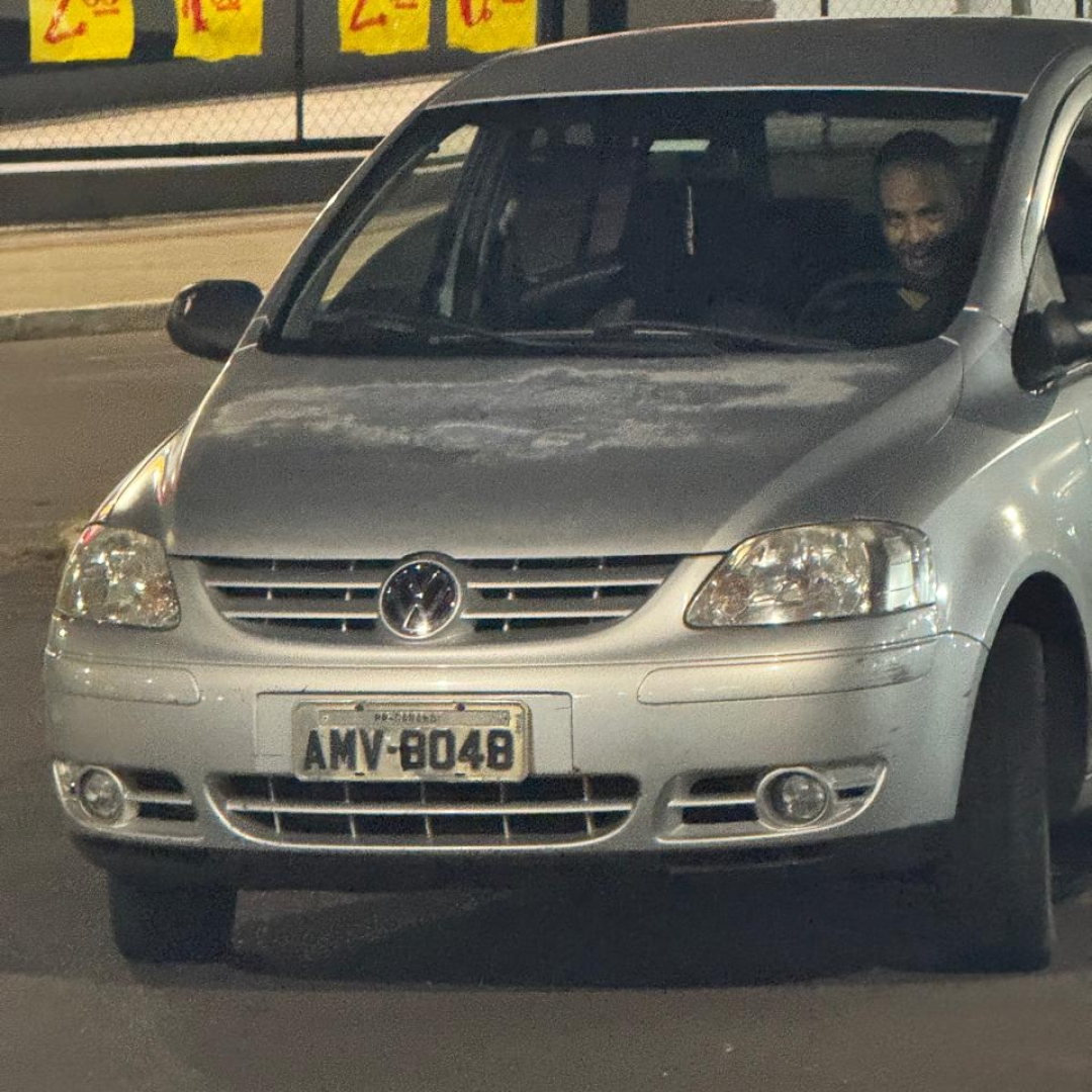 Motorista que subiu com carro na calçada para furtar espeto é identificado pela polícia