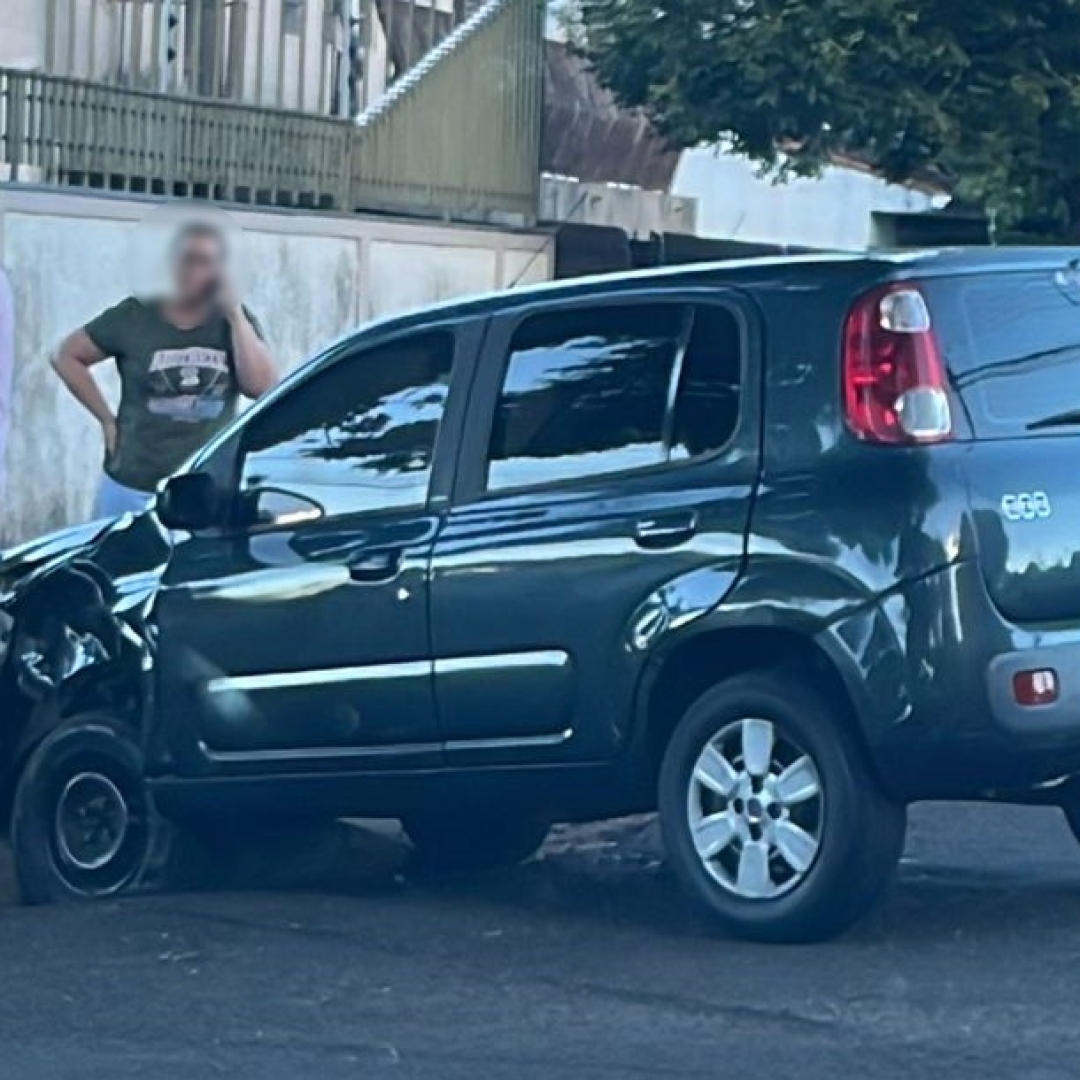 Motorista abandona carro e tabletes de maconha ao se envolver em acidente