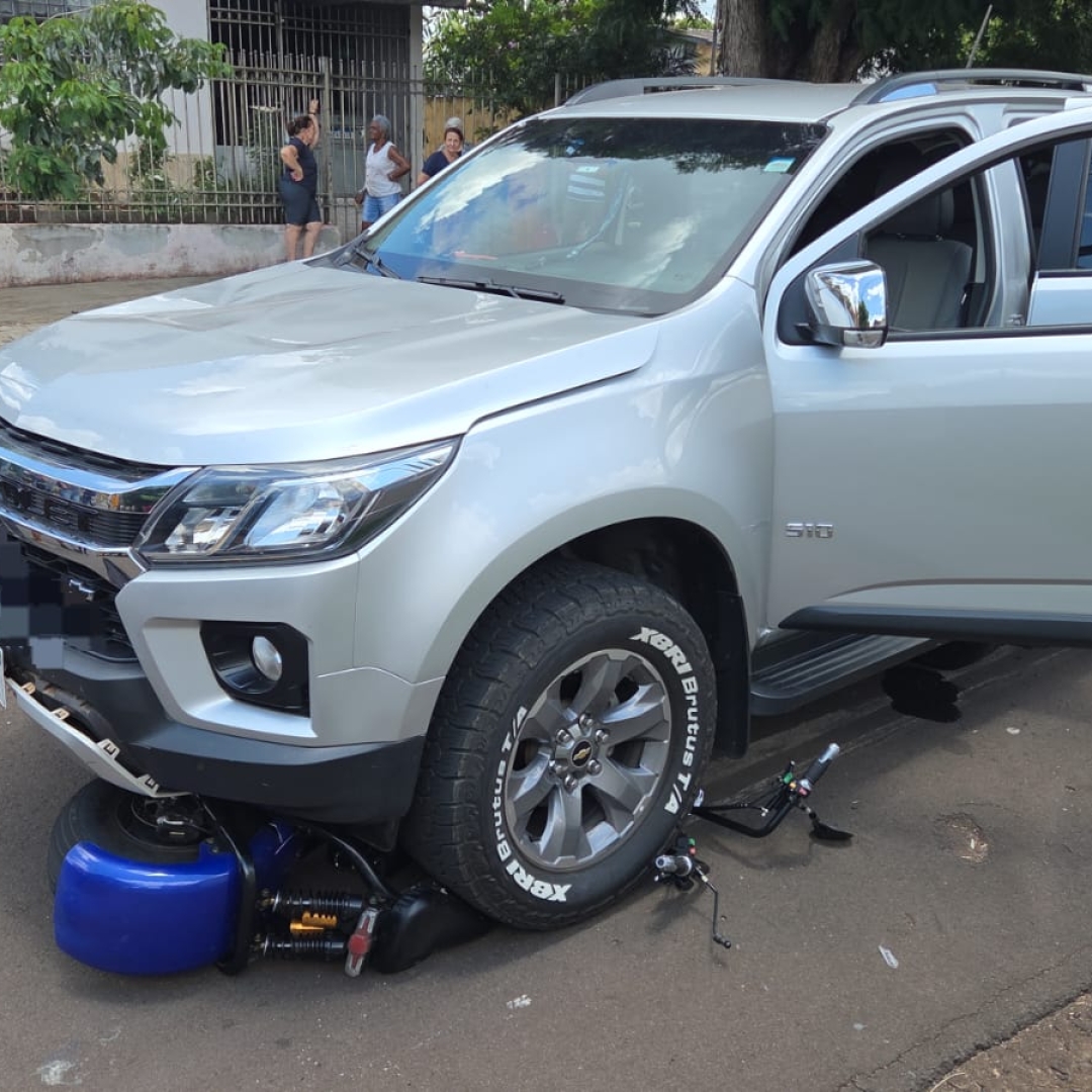 Adolescente fica ferido em acidente envolvendo scooter elétrica e caminhonete