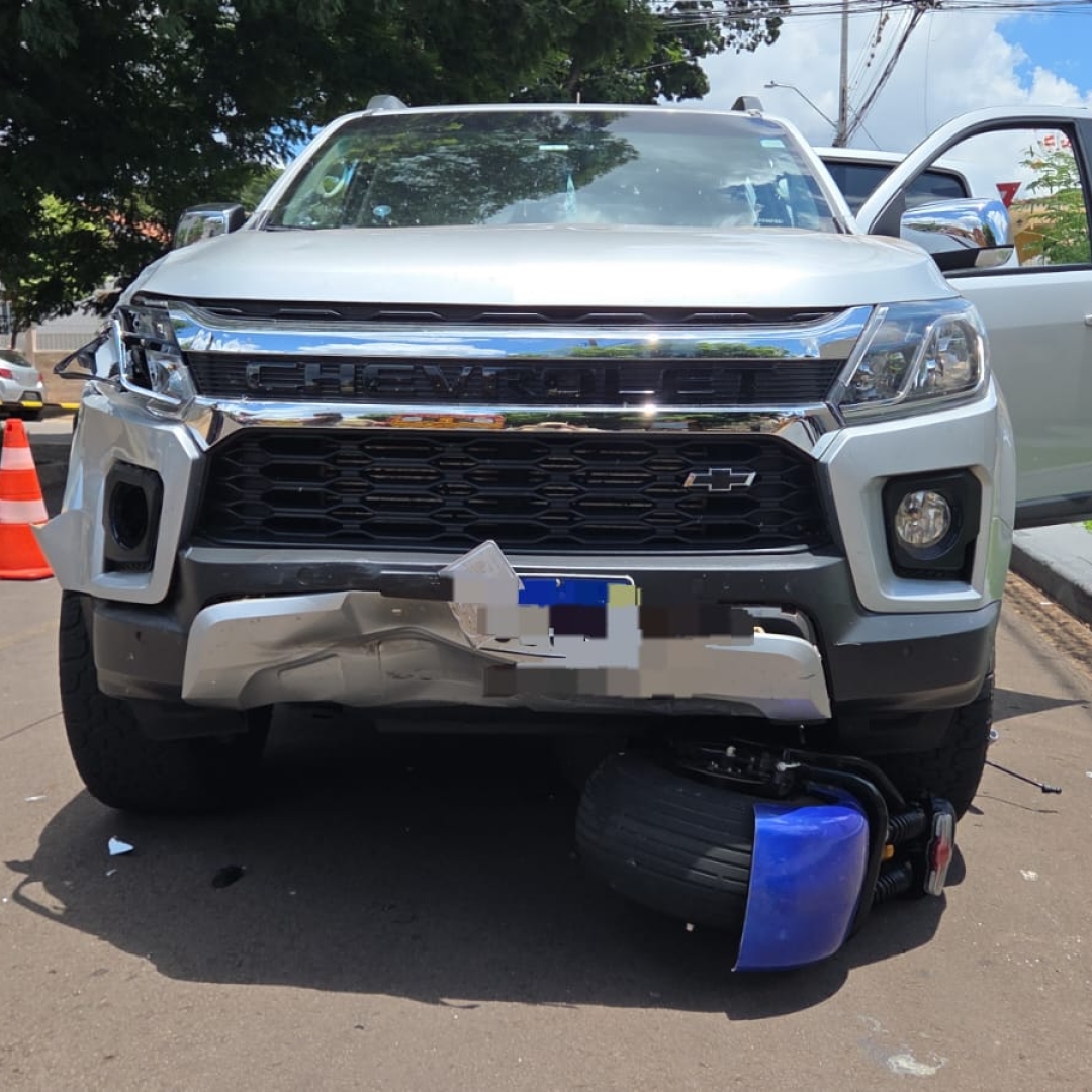 Adolescente fica ferido em acidente envolvendo scooter elétrica e caminhonete