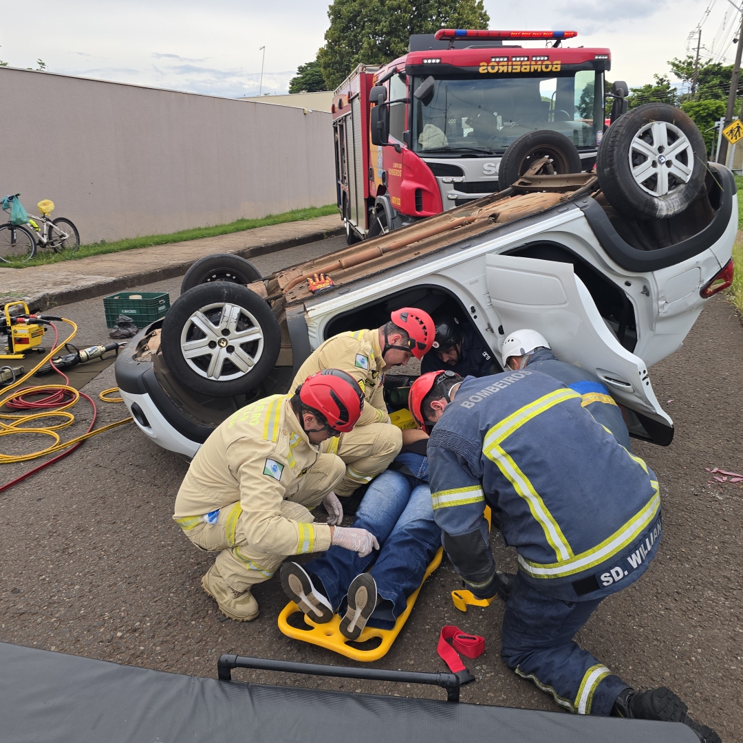 Mulher fica ferida ao capotar automóvel em Maringá
