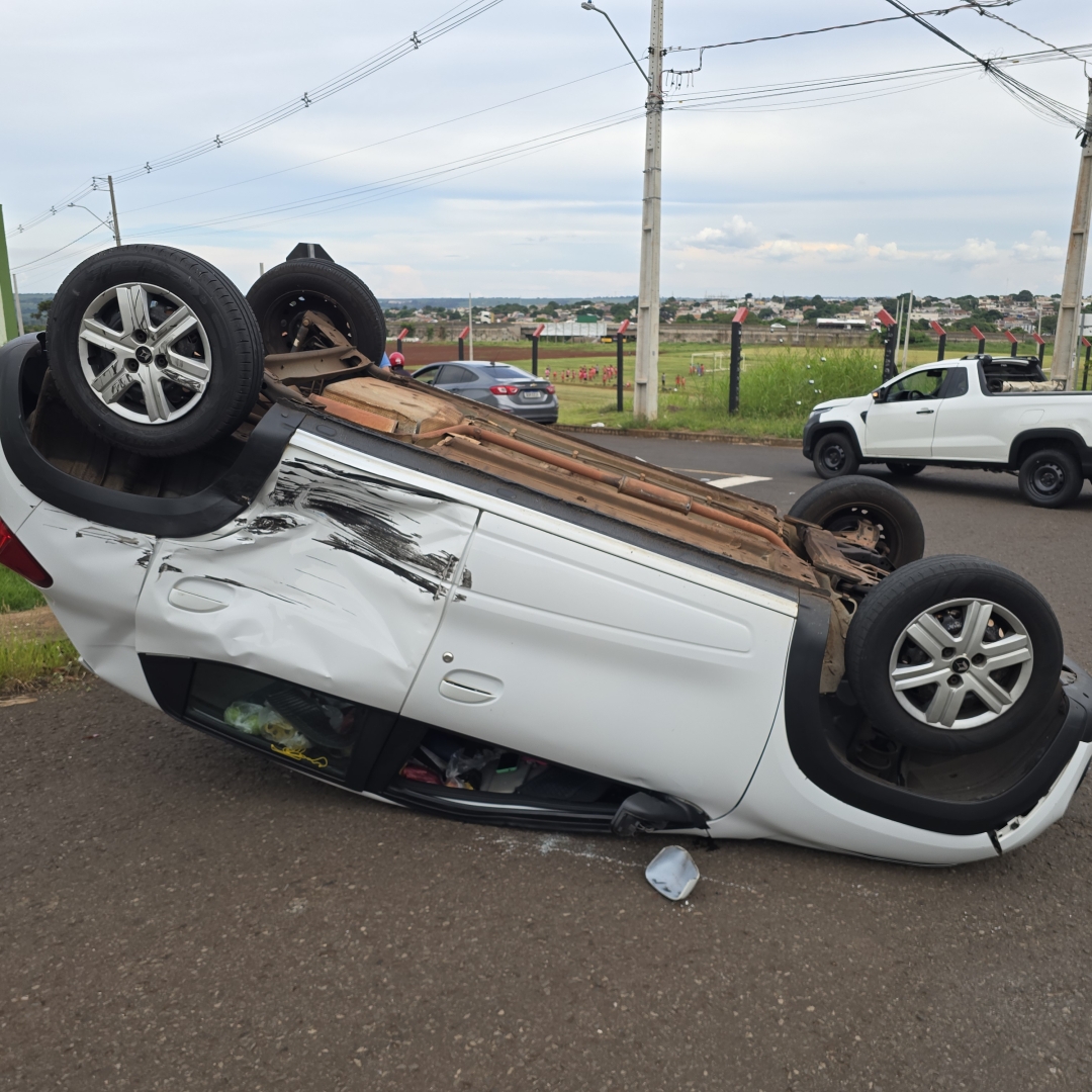 Mulher fica ferida ao capotar automóvel em Maringá