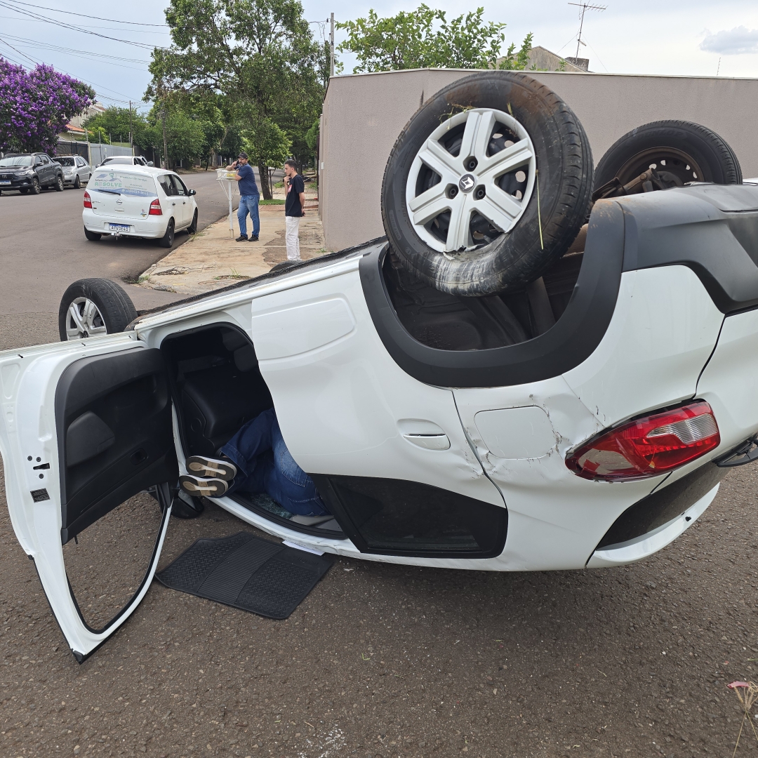 Mulher fica ferida ao capotar automóvel em Maringá