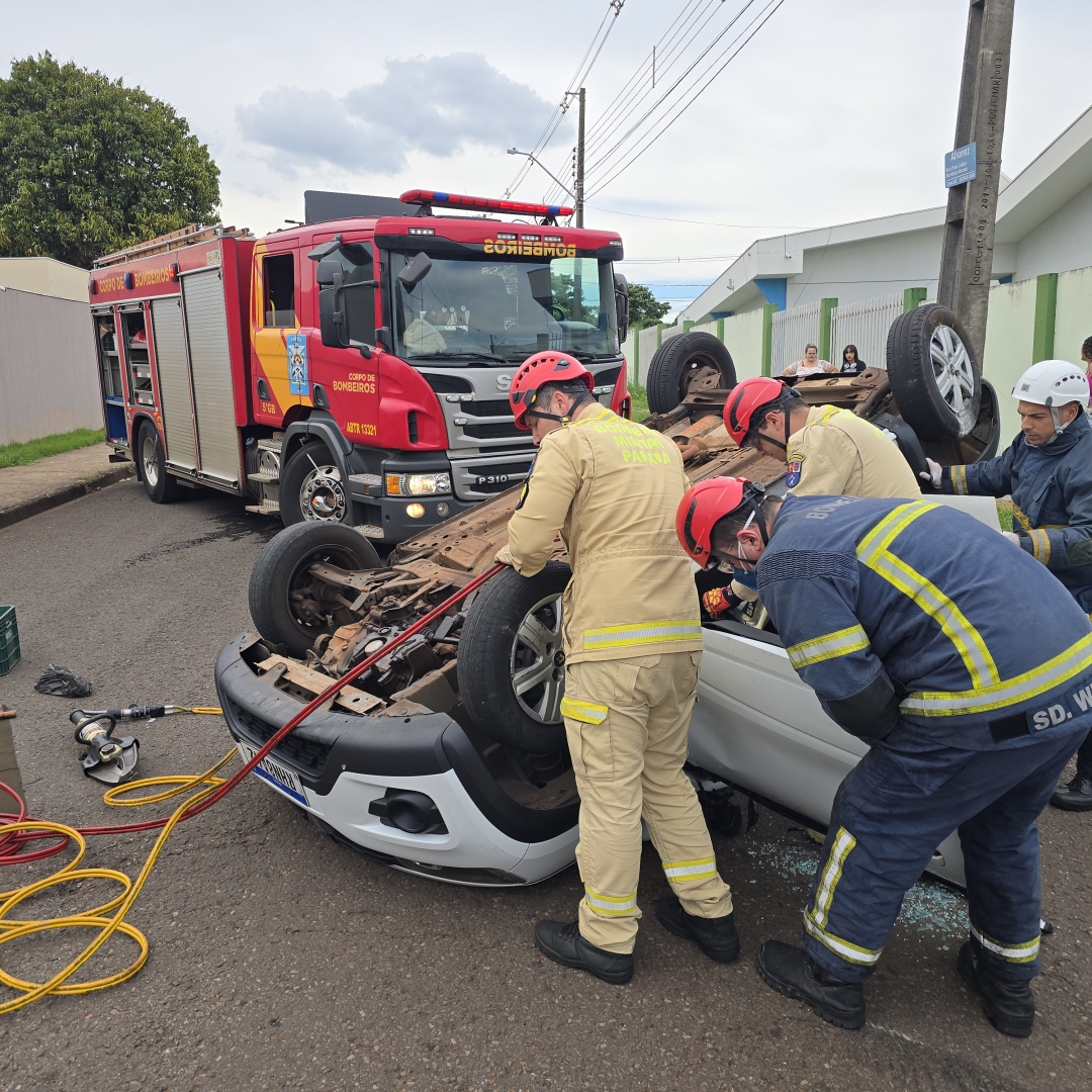 Mulher fica ferida ao capotar automóvel em Maringá
