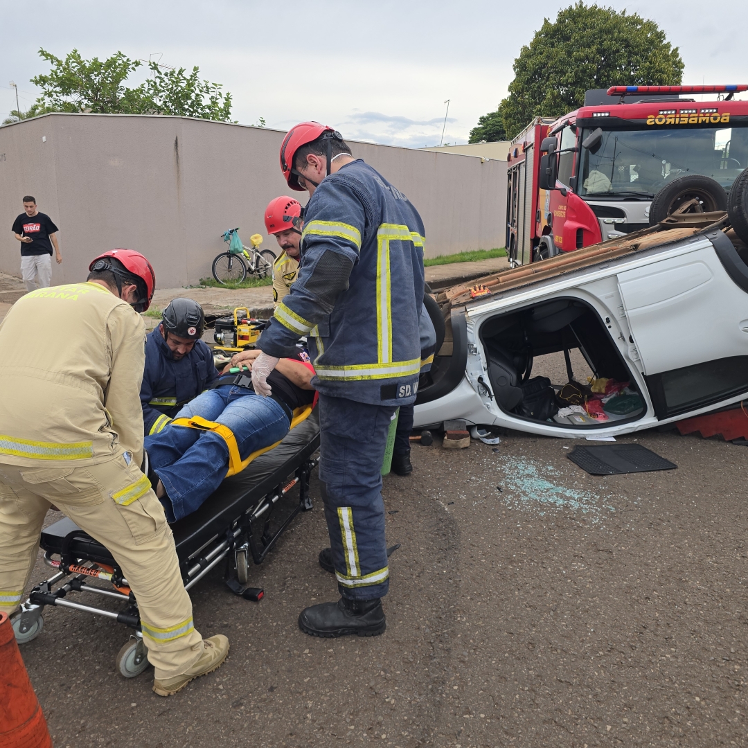 Mulher fica ferida ao capotar automóvel em Maringá