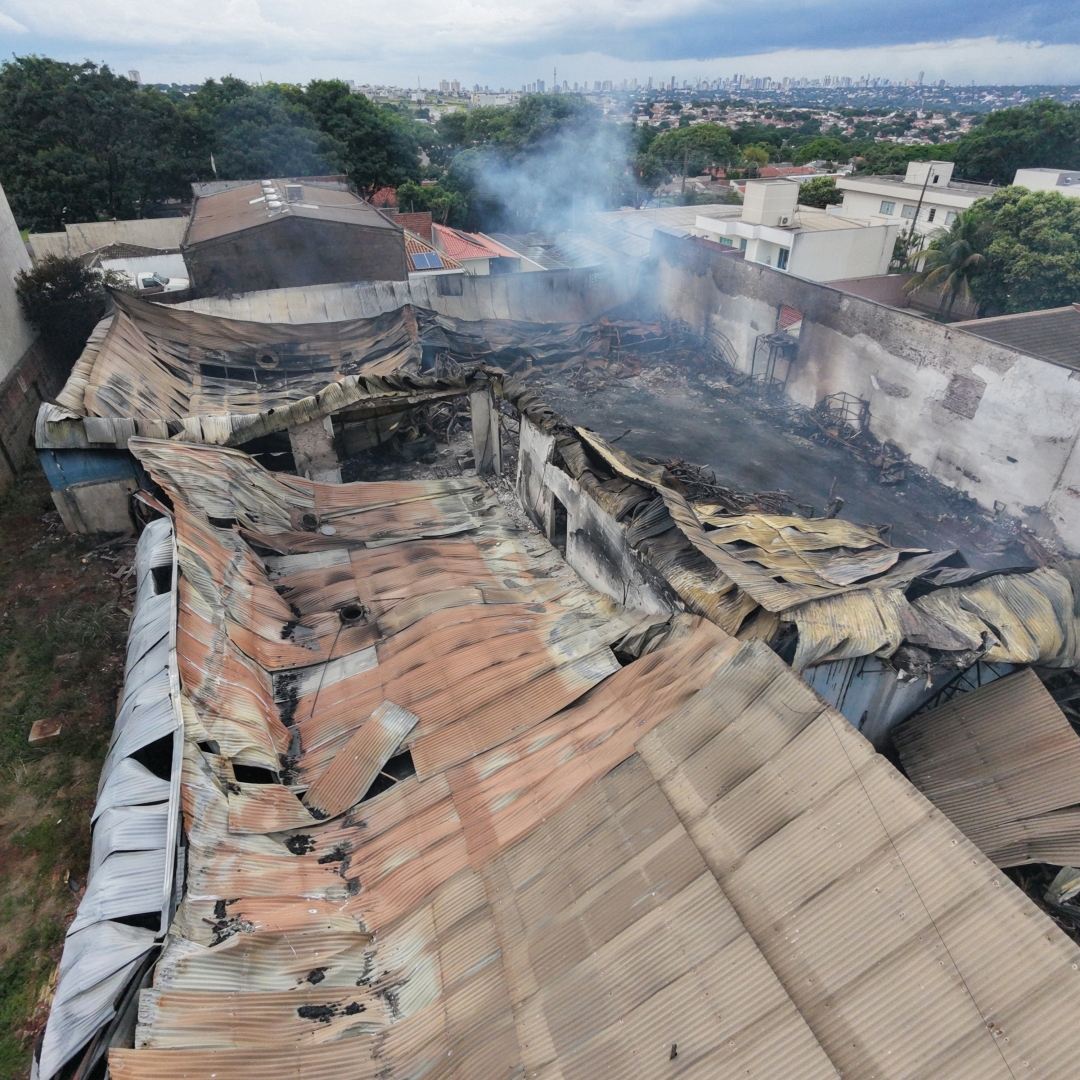 Incêndio de grandes proporções destrói empresa de móveis para escritório