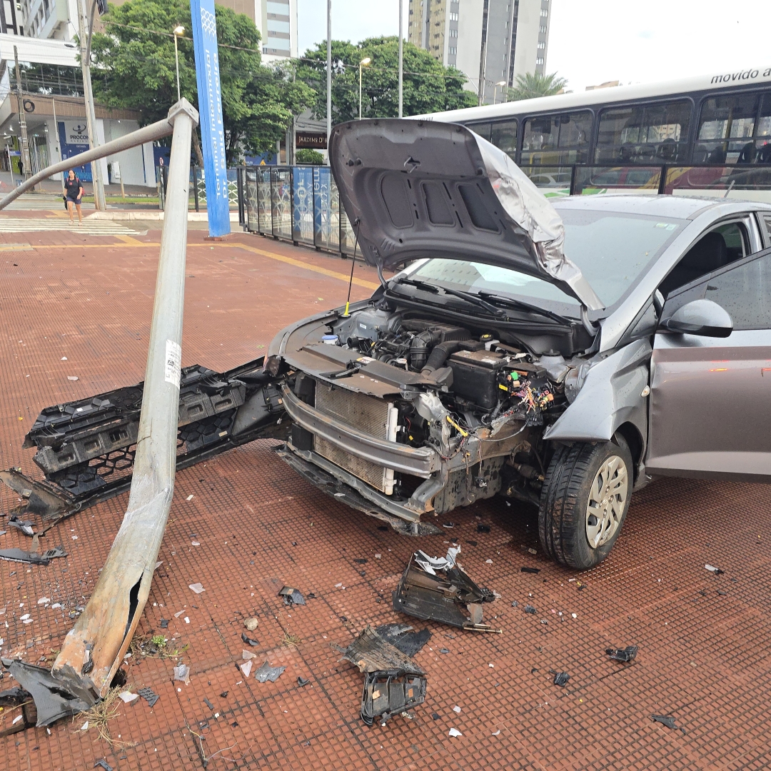 Mulher sofre ferimentos ao se envolver em acidente no centro de Maringá