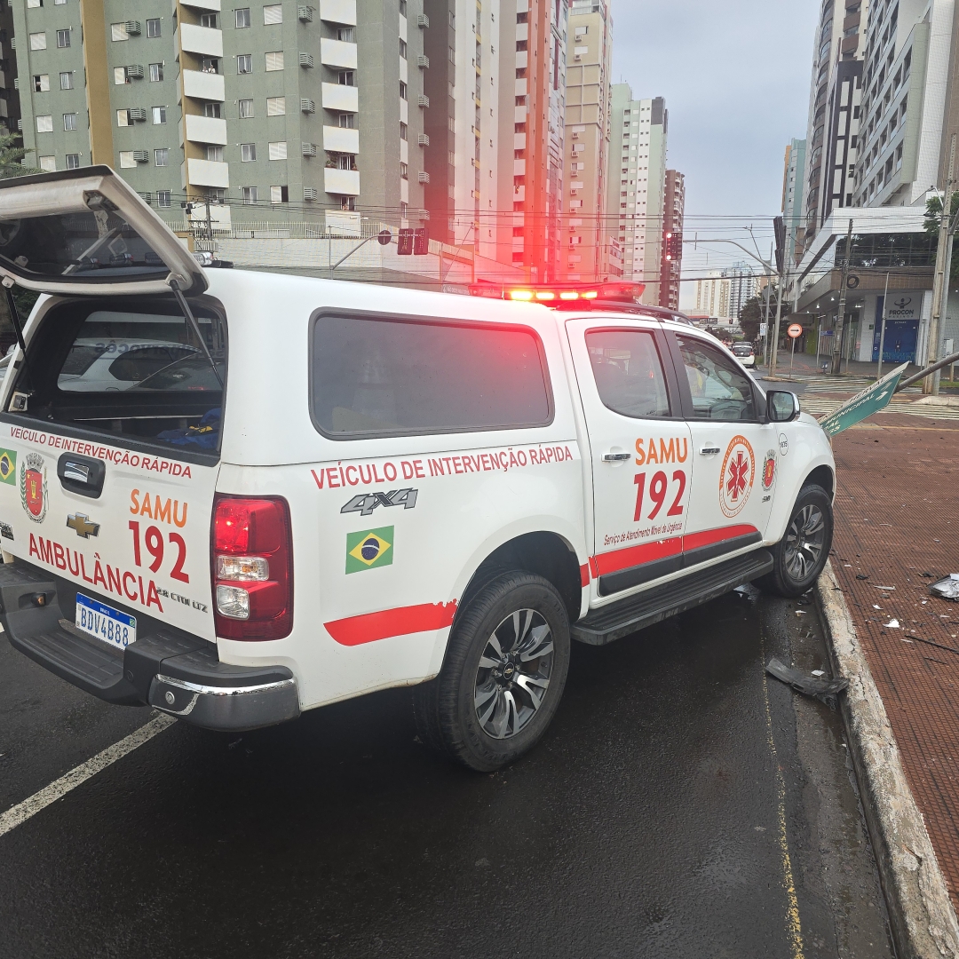 Mulher sofre ferimentos ao se envolver em acidente no centro de Maringá