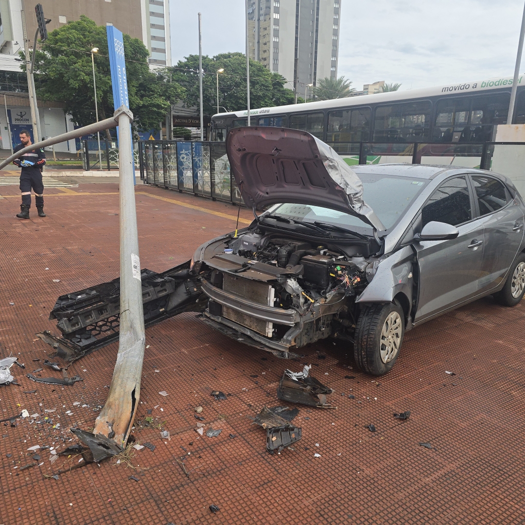 Mulher sofre ferimentos ao se envolver em acidente no centro de Maringá