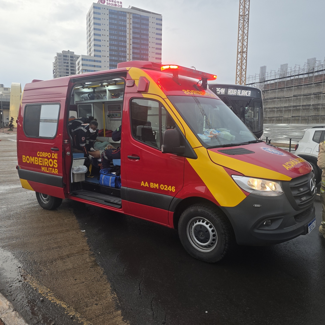 Mulher sofre ferimentos ao se envolver em acidente no centro de Maringá