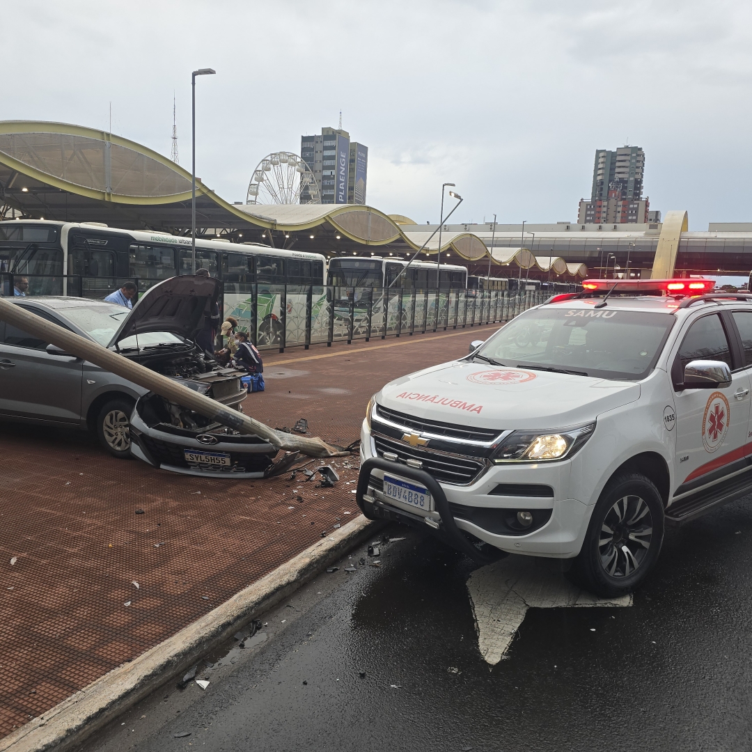 Mulher sofre ferimentos ao se envolver em acidente no centro de Maringá