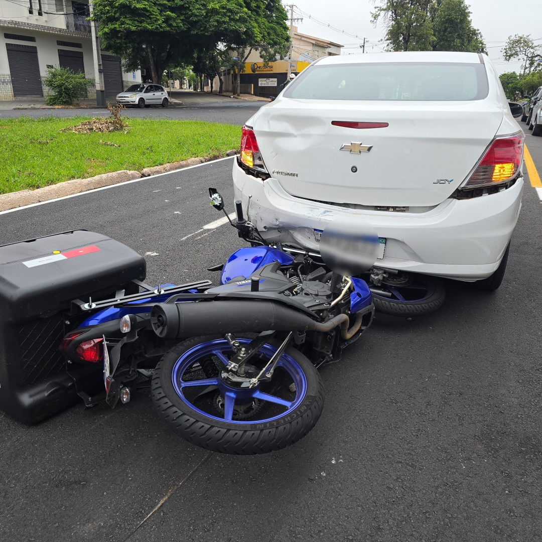 Motoboy sofre acidente grave ao bater na traseira de carro