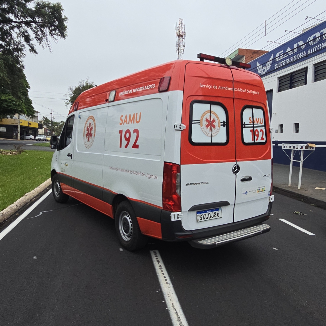 Motoboy sofre acidente grave ao bater na traseira de carro