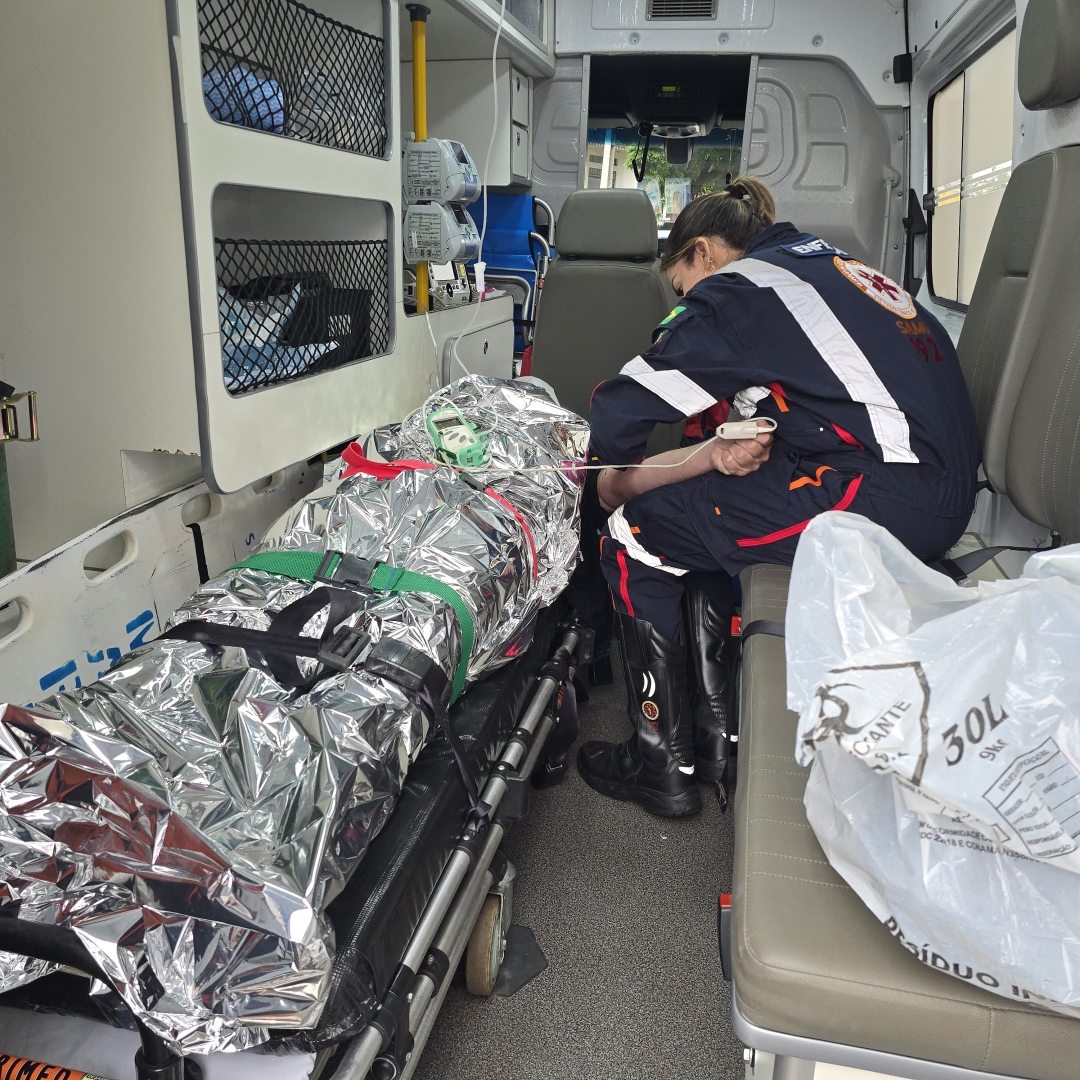 Motoboy sofre acidente grave ao bater na traseira de carro