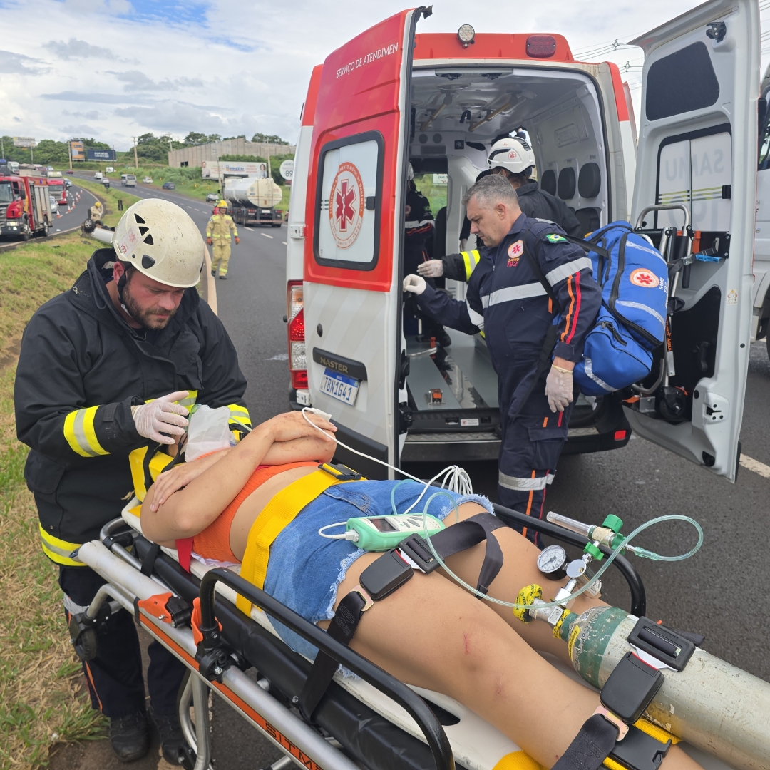 Mulher fica ferida ao capotar automóvel na rodovia de Mandaguaçu