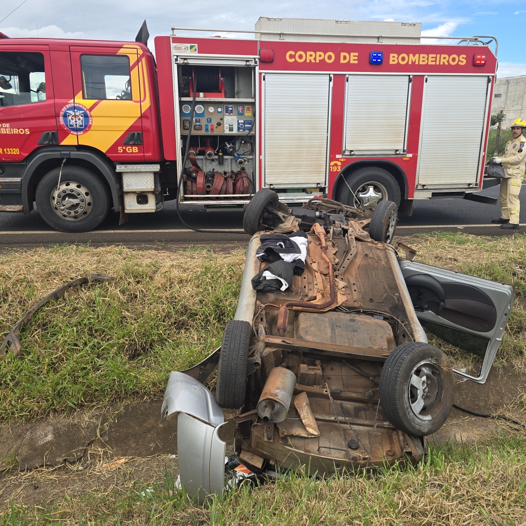 Mulher fica ferida ao capotar automóvel na rodovia de Mandaguaçu