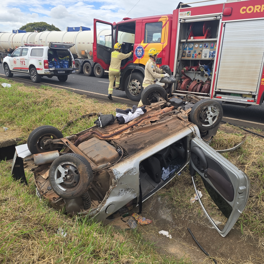 Mulher fica ferida ao capotar automóvel na rodovia de Mandaguaçu