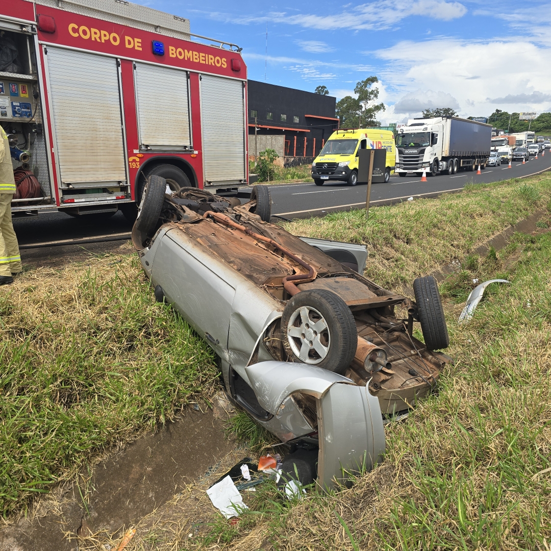 Mulher fica ferida ao capotar automóvel na rodovia de Mandaguaçu