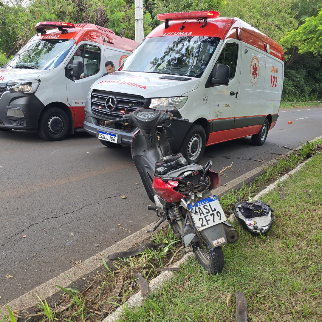 Motociclista sofre acidente gravíssimo após bater em árvore 